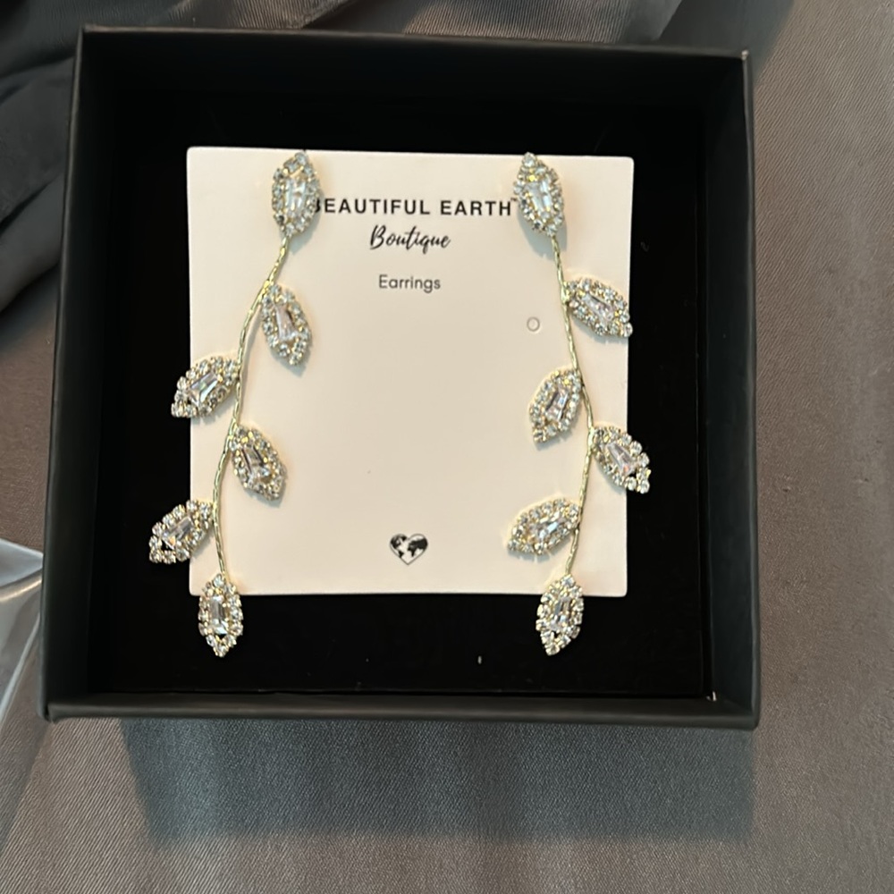 Gorgeous Leaf Shape Dangling Earrings - image 3